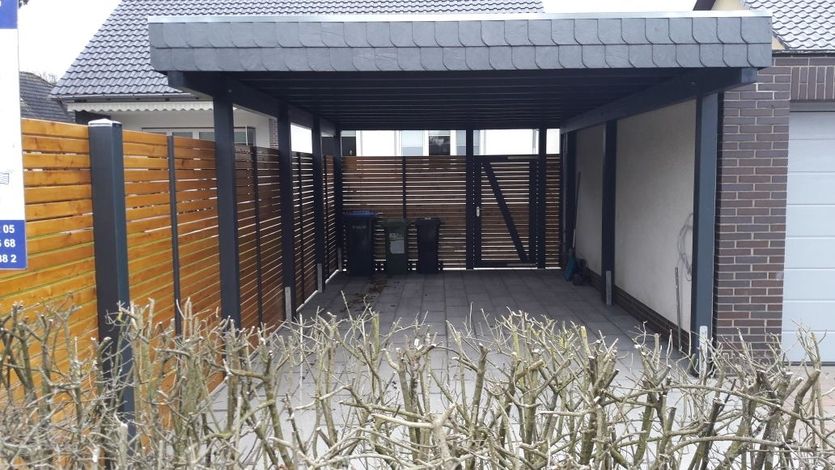 Einzelcarport mit Sichtschutz aus Rhombusleisten