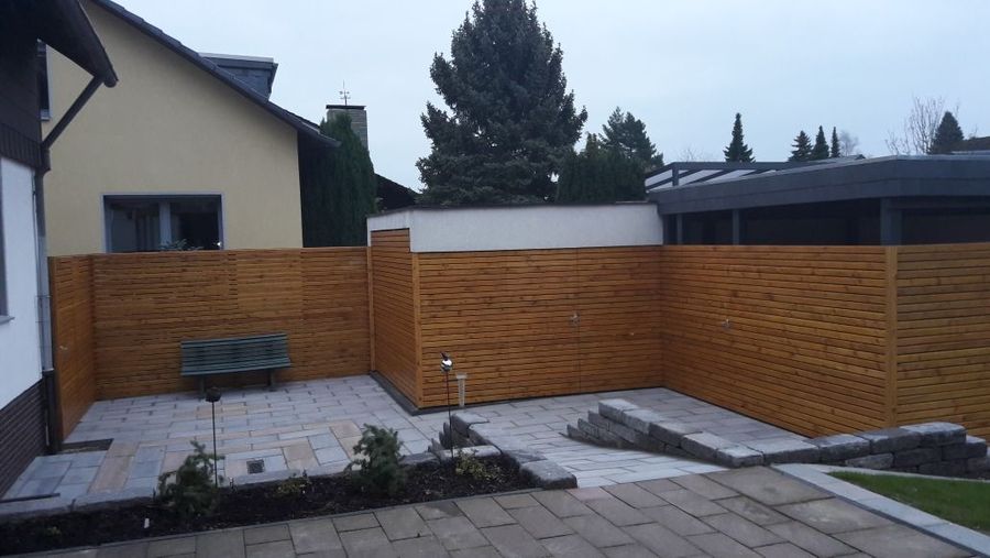 Carport mit Schuppen und Zaun aus Rhombusleisten